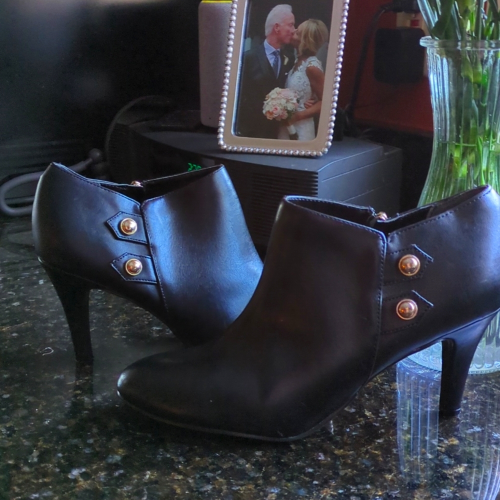 Elegant Sz 8, UNI/A Black Ankle Boots with Gold Accents